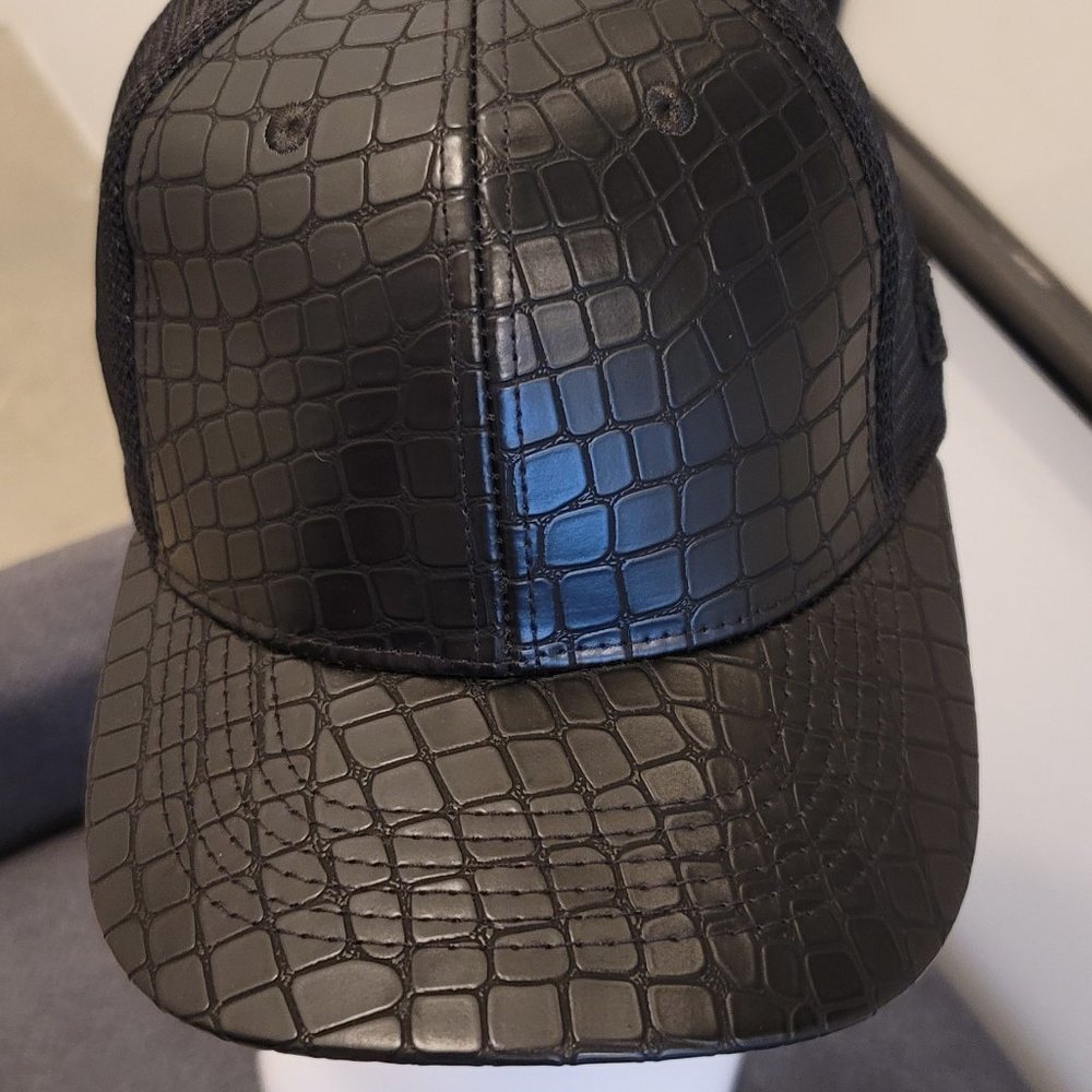CROCODILE EMBOSSED BLACK BASEBALL CAP